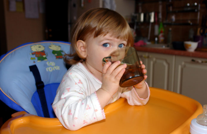 Ребенок пьет из стакана