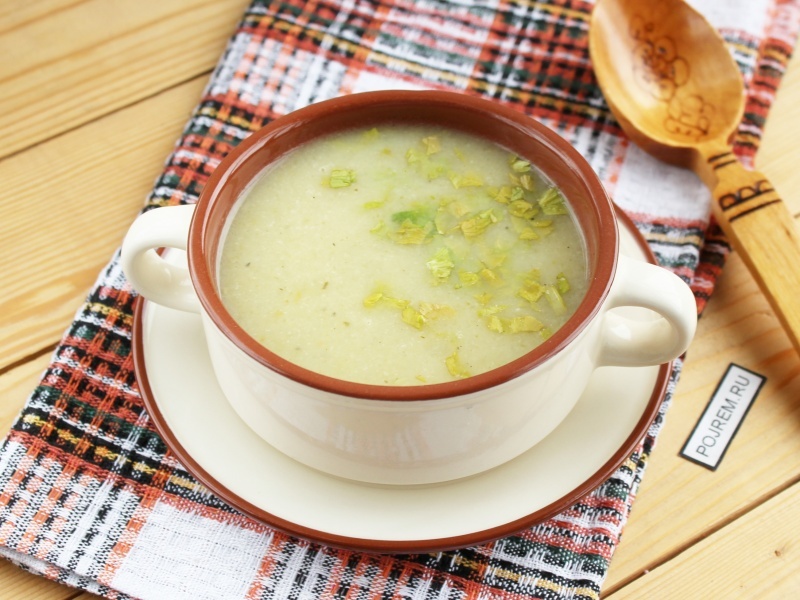 Суп из сельдерея стеблевого для похудения. Суп с сельдереем стеблевым. Суп из сельдерея. Суп пюре из сельдерея. Овощной суп для похудения.