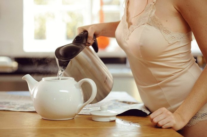 Женщина делает чай